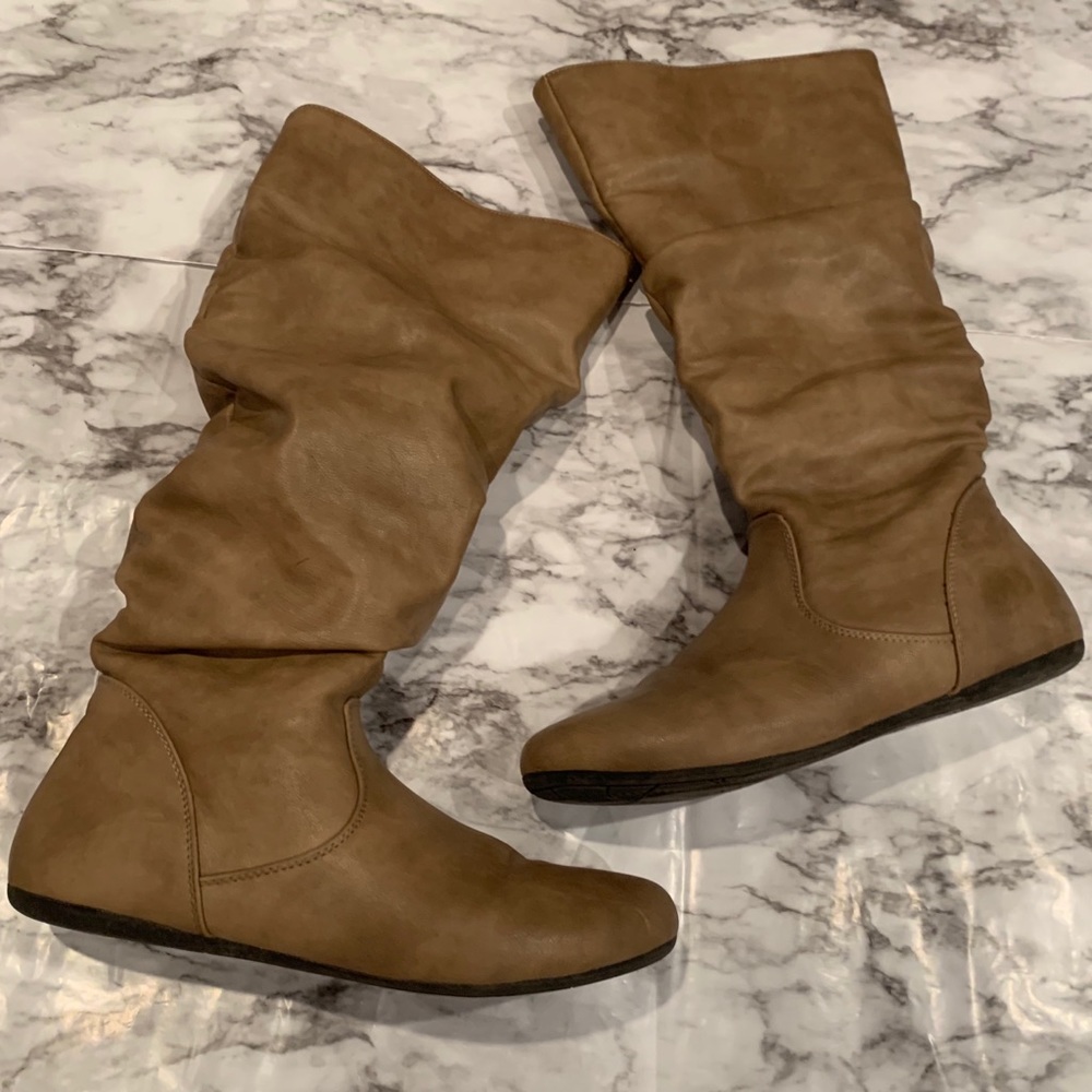 Tall flat faux leather boots tan
